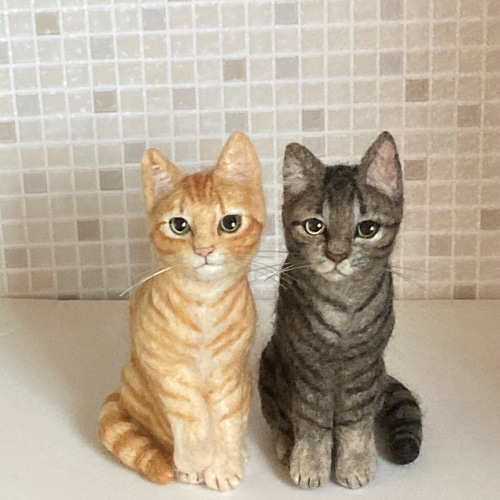 サンプルページ 手を上げている 猫ちゃん 茶トラ 羊毛フェルト 展示に