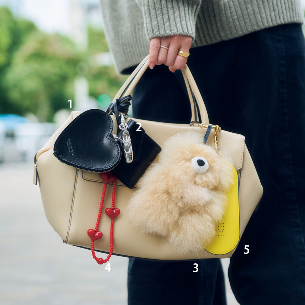 チャームのじゃらづけで復活バッグも可愛く！オシャレな人の相棒バッグ