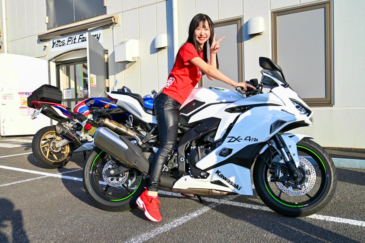 日本で一台の白いZX-4RRに、みか姫に乗ってもらったのだ🤗 ホントに