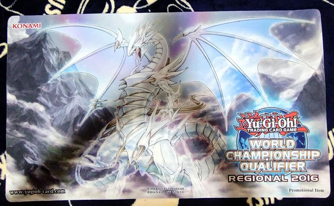 遊戯王　青眼の精霊龍　プレイマット　WCQ2016公式 遊戯王 プレイマット 青眼の精霊龍WCQ2016海外公式の通販 ディズプレイ