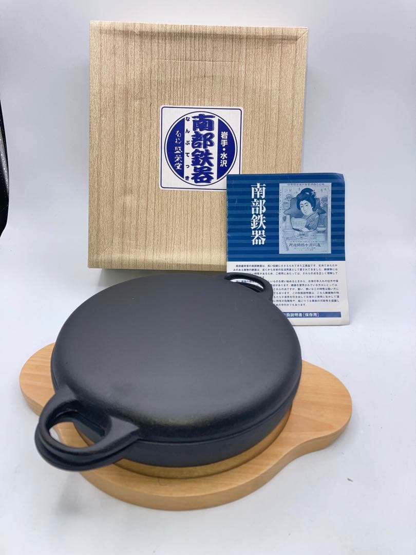 新品　盛栄堂　南部鉄器　ニューラウンド万能鍋（大）　未使用　木皿付 ニューラウンド万能鍋 27cm| 南部鉄器の老舗 及源鋳造 OIGEN 公式